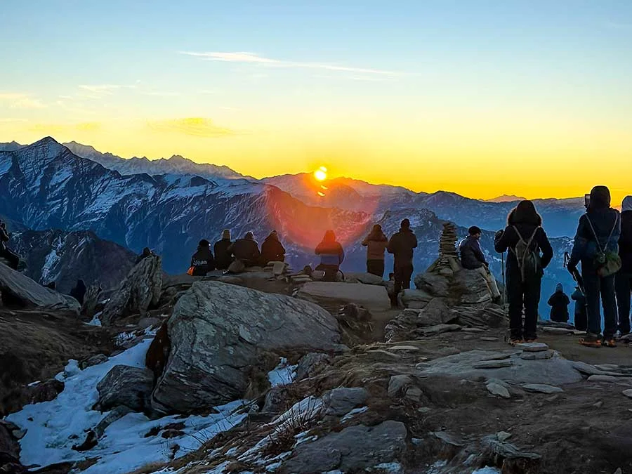 Kedarkantha summit sunrise with trekkers